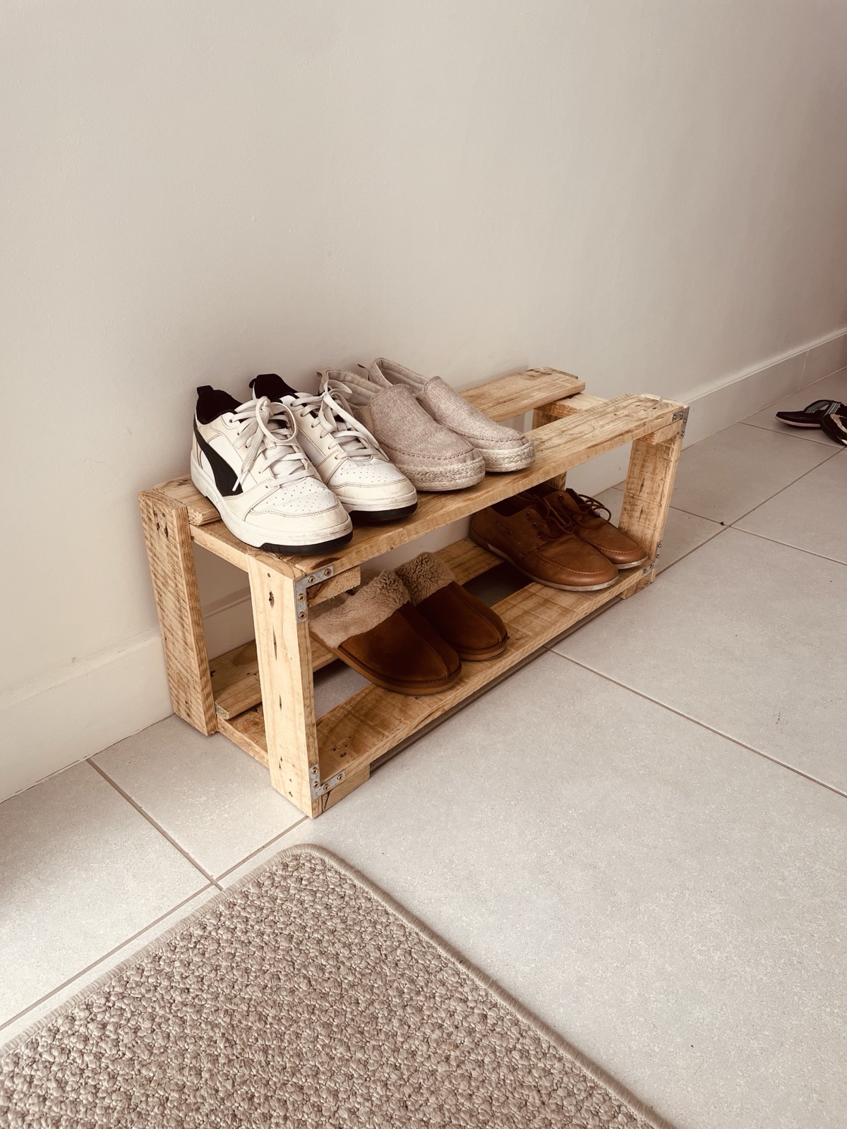 Entrance shoe rack